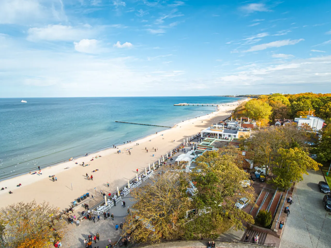 Panorama plaży, promenady i molo w Kołobrzegu