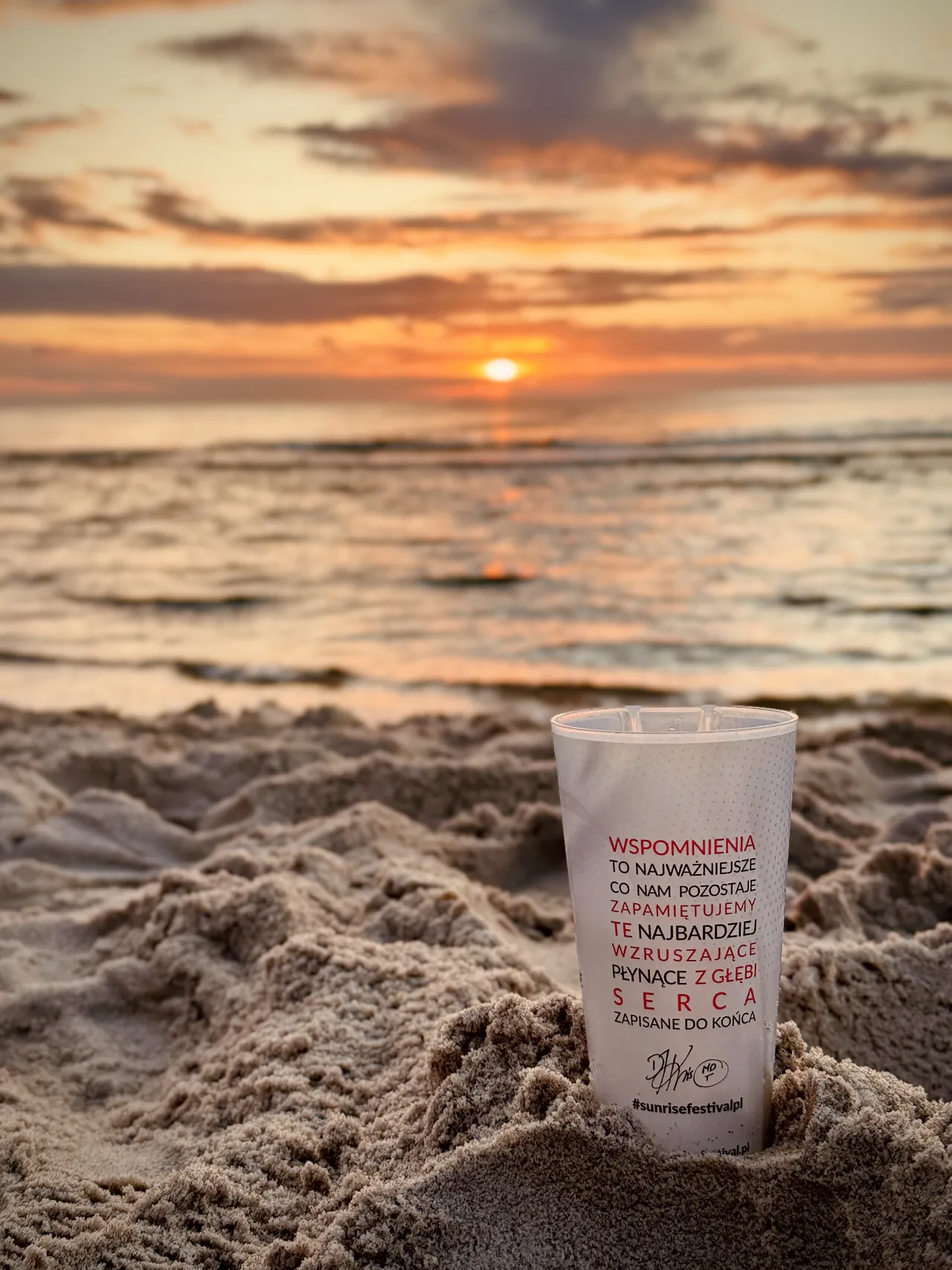 Zachód słońca na plaży w Kołobrzegu