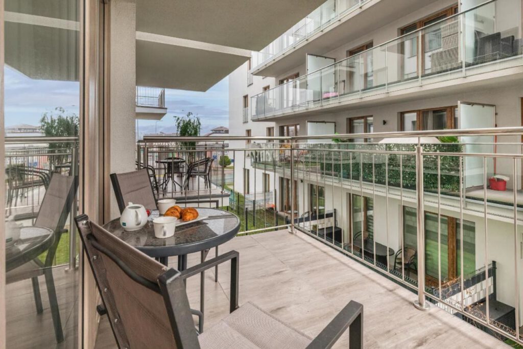 Kapitański — balkon z miejscem do siedzenia