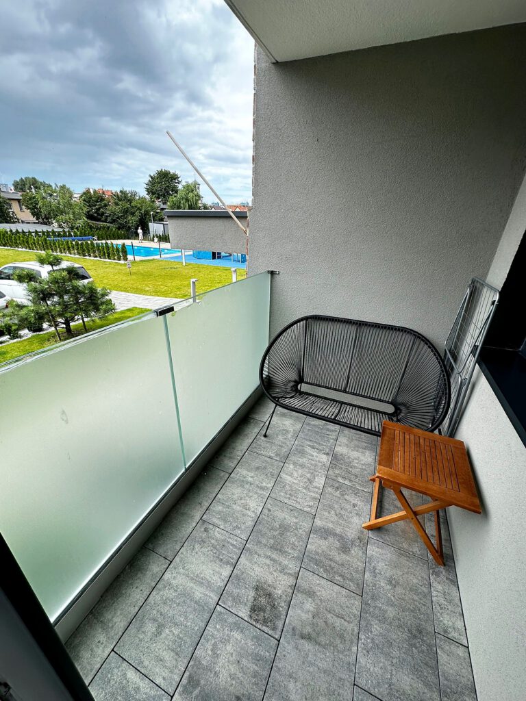 Perłowy — balkon z widokiem na teren osiedla