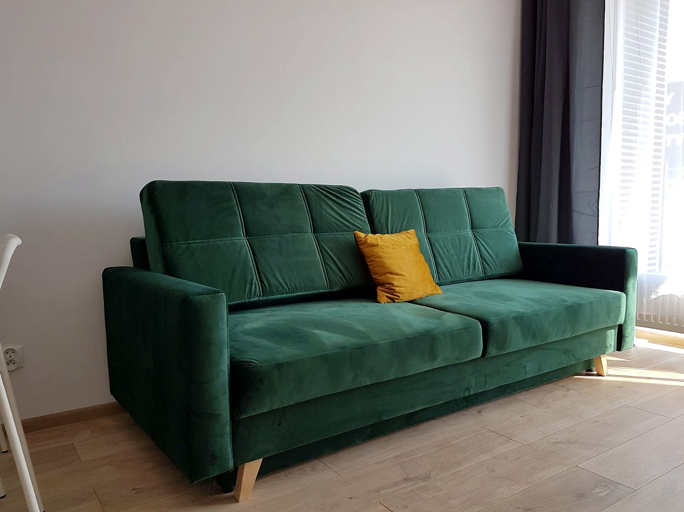 Piaskowy — Wohnzimmer mit grünem Sofa