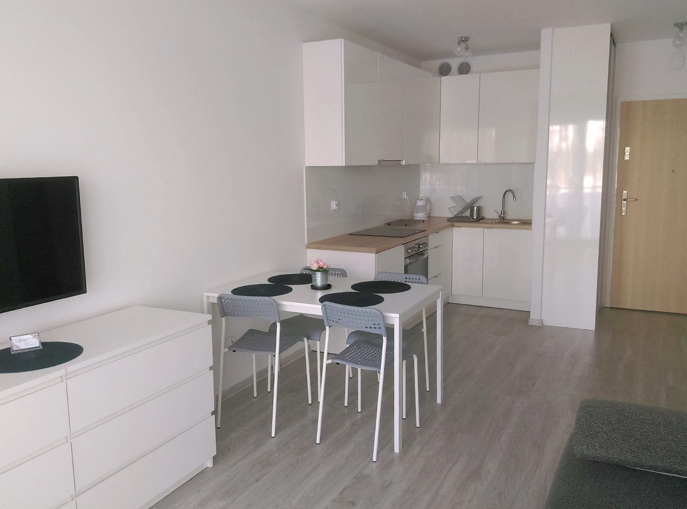 Rybacki — Wohnzimmer mit Küchenzeile und Essbereich