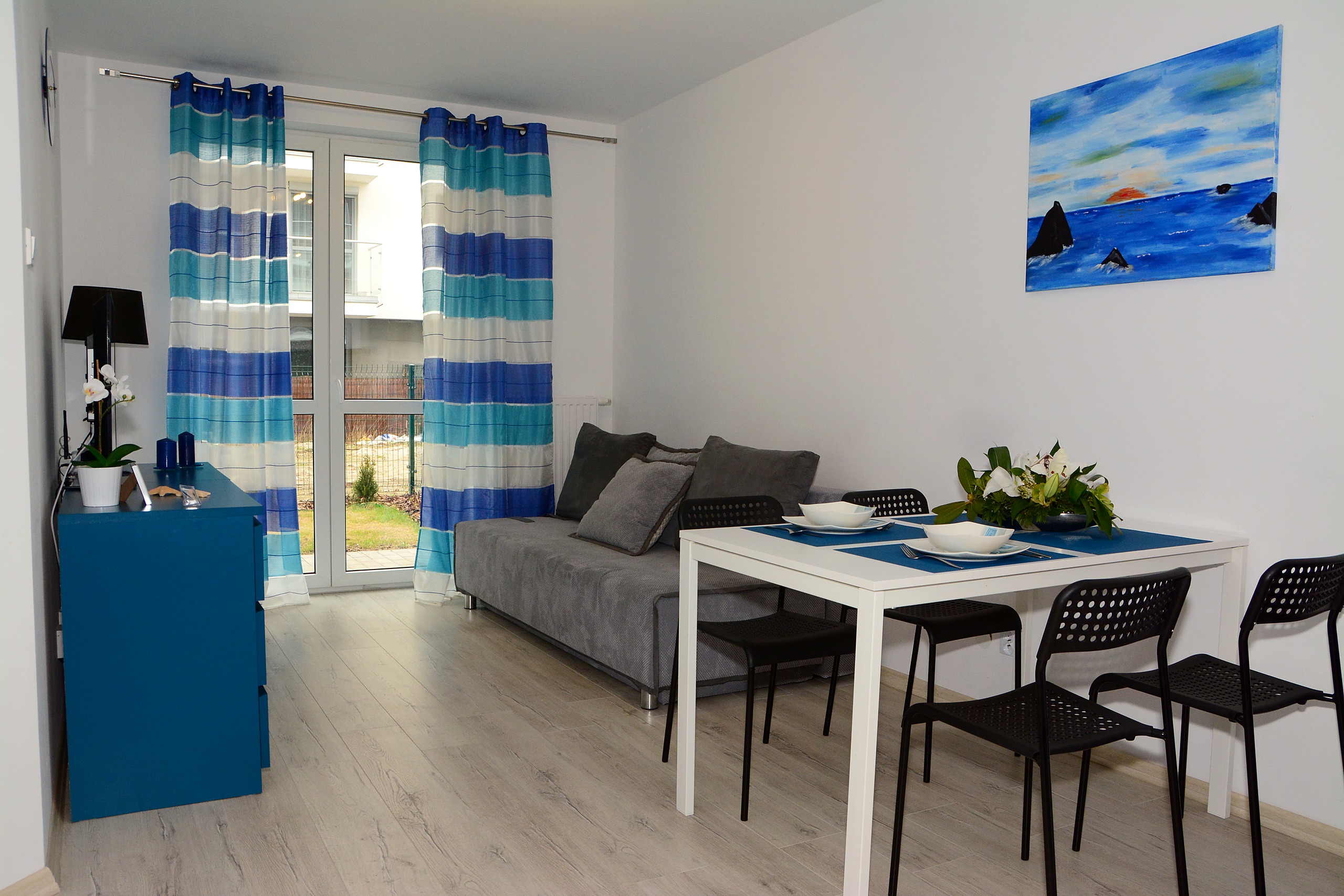 Turkusowy — jasny salon z turkusowymi akcentami