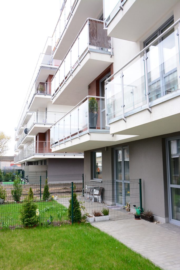 Turkusowy — ogródek przy apartamencie