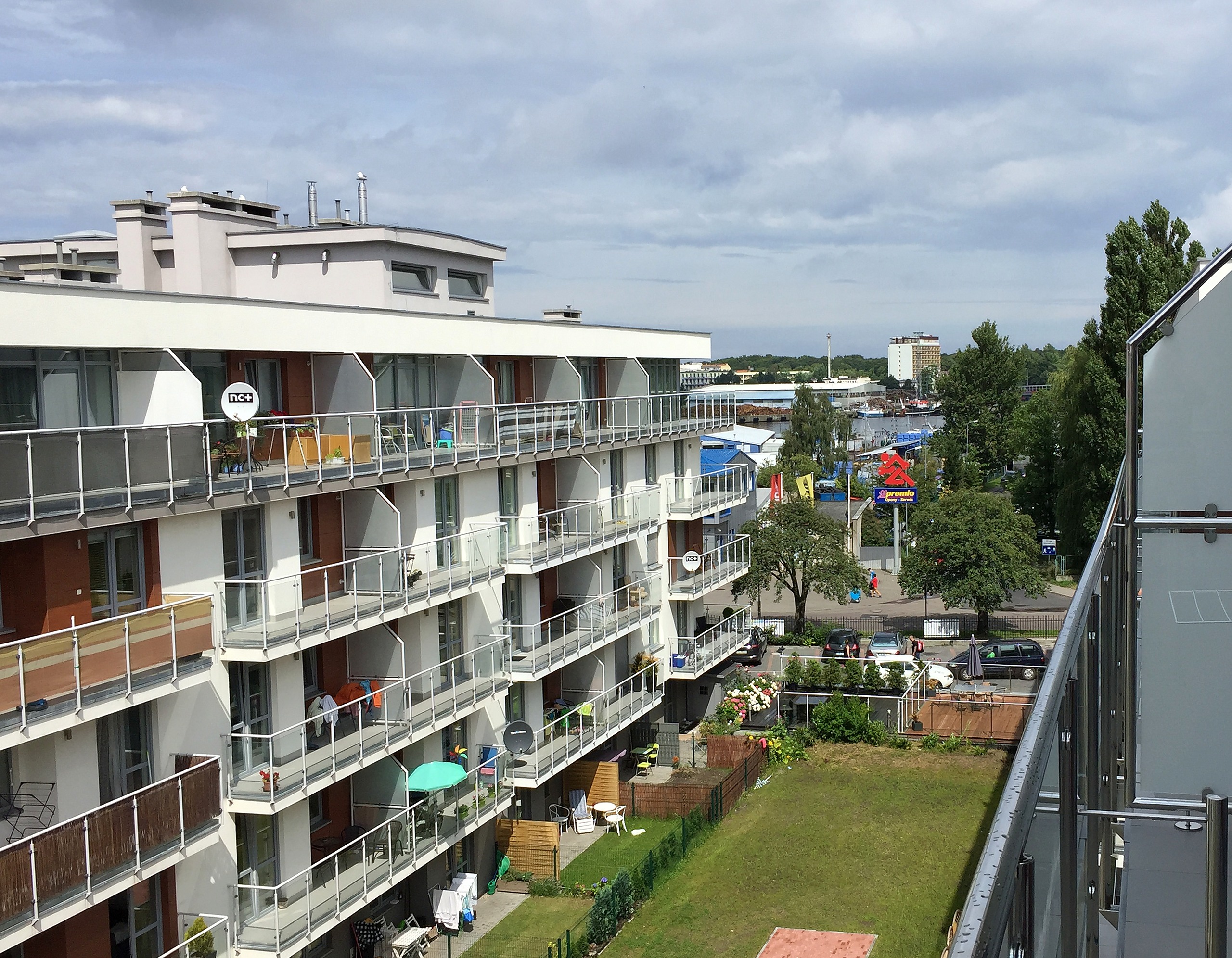 Widokowy — Blick von der Terrasse auf die Umgebung der Wohnanlage