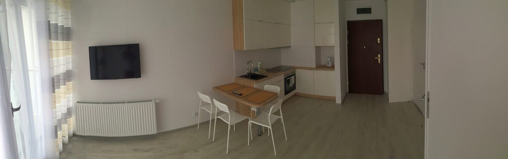 Widokowy — panorama salonu z aneksem kuchennym